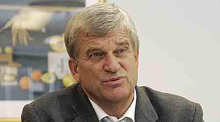 IFU´s vicedirektør Frank Norman Larsen fik først korrigeret den digitale udgave af IFU's årsrapportfor 2004 angående beskæftigelsessituationen i Århus Uniteds datterselskaber på Sri Lanka. Men kort efter fjernede man rettelsen igen. (Foto. Harry Nielsen)