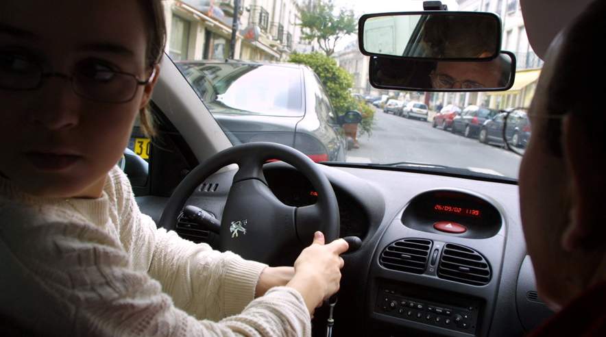 Mænd har typisk en større interesse i biler, sidder oftere bag rattet og øver sig mere i at køre bil. Men kvinder kører lige så godt som mænd - og de kan også godt parallelparkere. (Foto: Colourbox)