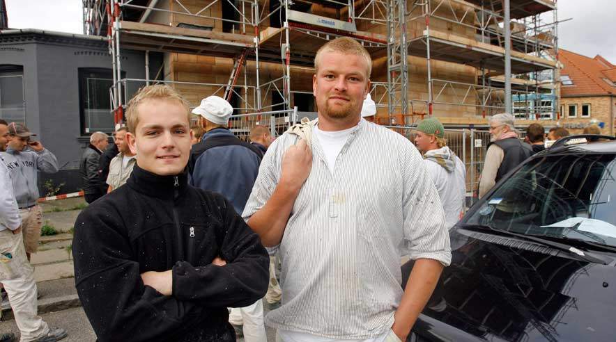 Steffen Vahlund (tv) og Thomas Grundahl er stærkt bekymrede for fremtiden. "Det er helt galt, når der netop nu i den bedste tid på året er 11 procent ledige murere i København", siger de. Foto: Harry Nielsen. (Foto: Harry Nielsen)