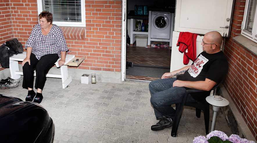 - Pengemæssigt mangler vi, men vi har stadigvæk vores dejlige hus og vores materielle goder. Vi skal nok klare det, siger Martin. Venner og familie er også en uundværlig del af familien Kløvesteds liv. De hjælper familien så godt de kan. (Foto: Martin Bubandt)