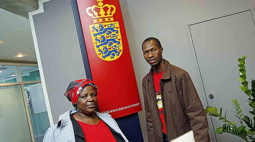 Zodwa Joy Mkhonta (tv), bestyrelsesmedlem i Socio-Economic Justice, og Bongani Masuku, der er med i eksilorganisationen Swaziland Solidarity Network i Sydafrika besøgte for nylig det danske udenrigsministerium.  (Foto: Harry Nielsen)