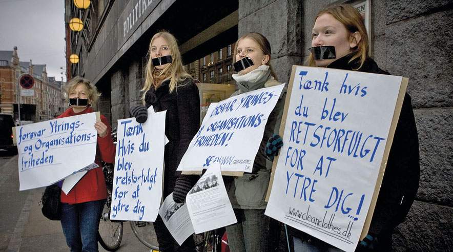 Københavnere kunne mandag støde ind i personer, der var kneblet for munden med tape. De kom fra menneskeretgruppen Clean Clothes Campaign i Danmark, der protesterede mod Indiens forfølgelse af fagligt og politisk aktive. (Foto: Søren Zeuth )