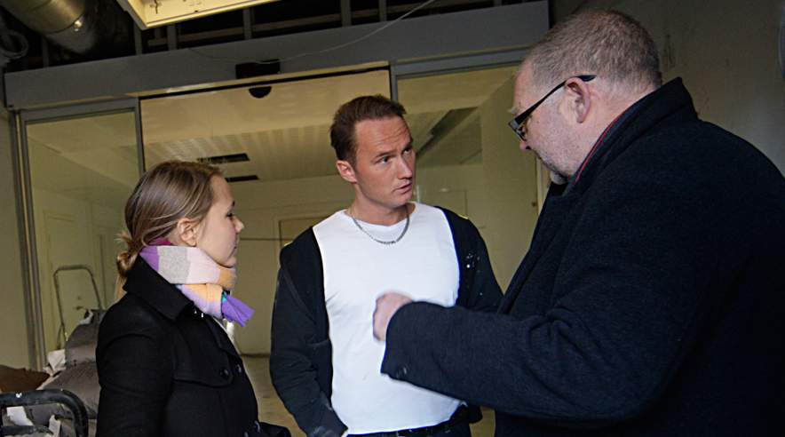 Anders Olesen (th) i ejendommen Gammel Kongevej 33 i samtale med EU-parlamentsmedlem Emilie Turunen (SF) og Sebastian Sluszarcek fra firmaet Dan-Pol Byg. Anders Olesen kræver indgreb mod fupfirmaerne. (Foto: Harry Nielsen)