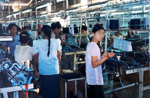 Flygtninge fra Burma arbejder illegalt med at sy tøj for multinationale modefirmaer for få kroner om dagen.