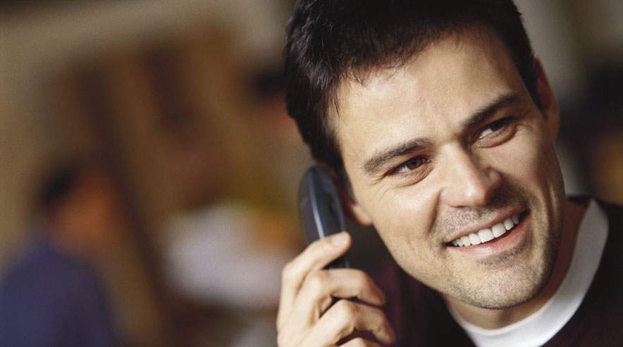 Mange 3F'ere bruger mobilen i forbindelse med deres arbejde. De risikerer at blive ramt af multimedieskatten, der træder i kraft i det nye år. (Foto: Colourbox)