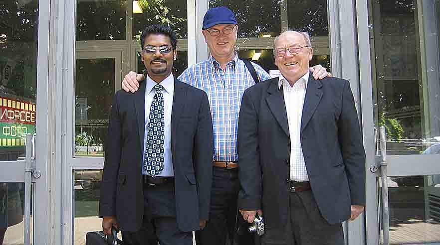 Anthony Sylvester, Kim Olsen og Karl Mikkelsen fra 3F's delgation i Ukraine foran landarbejdernes fagforbund i Kiev. (Foto: Gertrud T. Højlund)