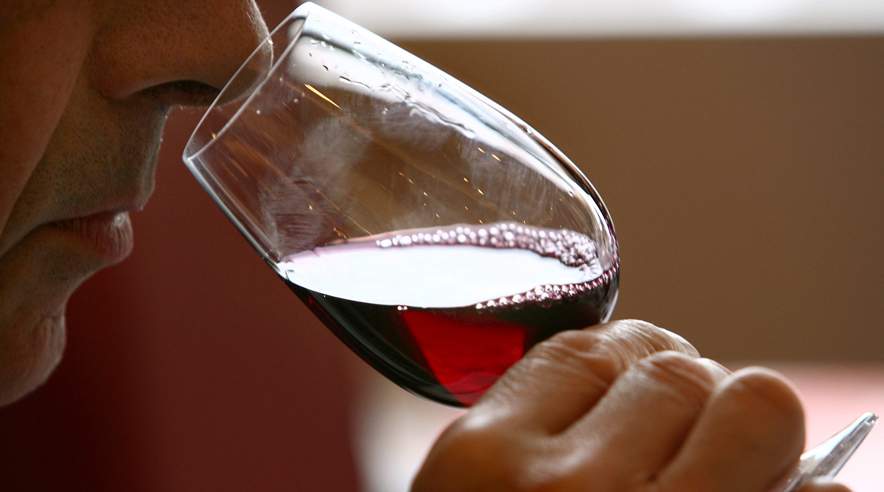 Med regeringens skattereform får samfundets rigeste råd til endnu flere flasker dyr årgangsvin. De fleste 3F'ere skal være glade for en enkelt håndbajer. ((Arkivfoto: Colourbox).)