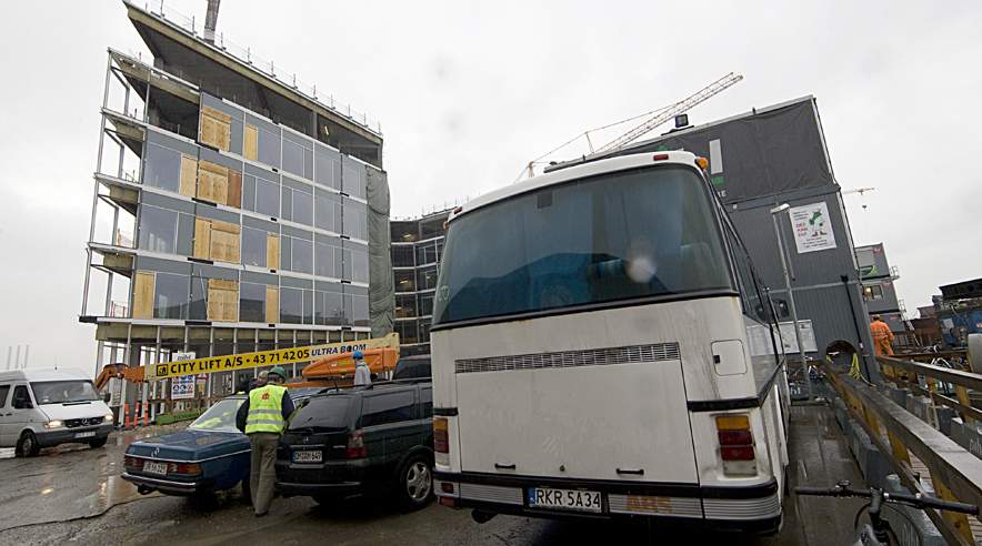 Bussen ved FN-byen fragter de polske arbejdere fra firmaet Budomex til arbejde. Firmaet har overenskomst med 3F.