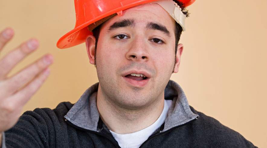 Hvis du har en kollega, der konstant taler dårligt om de andre eller brokker sig, så kan det gå ud over arbejdsmiljøet og din egen arbejdsglæde.  (Foto: Colourbox)