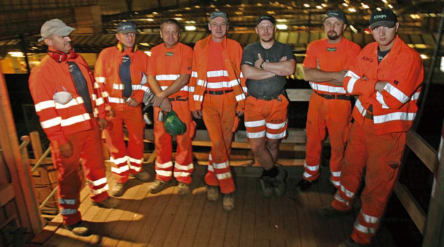 Det polske byggesjak, der bryder beton ned på Københavns Hovedbanegård, har indtil nu fået 150.000 kroner i efterbetaling. (Foto: Harry Nielsen.)