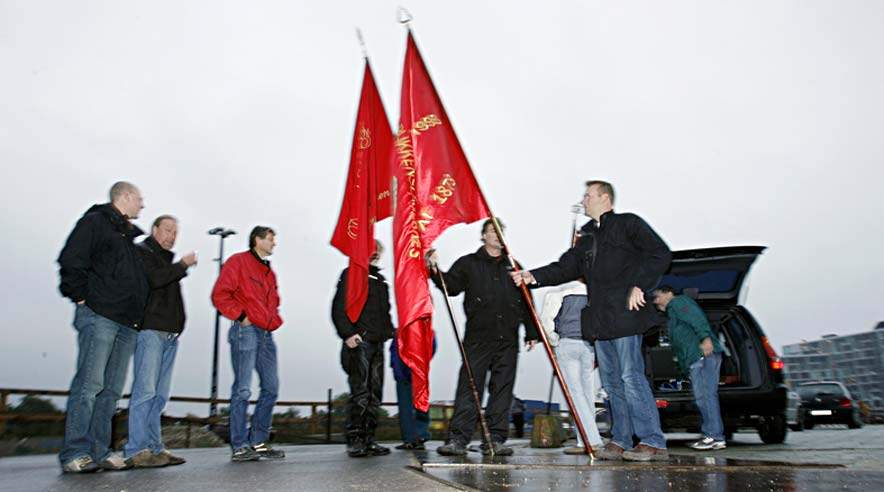 Fanerne har blafret i Ørestaden siden tirsdag i sidste uge, da byggefagforeningerne i København gjorde sympatikonflikten mod det polske firma Nova Bau effektiv. Nu er firmaet fyret fra byggeriet. (Foto: Harry Nielsen)