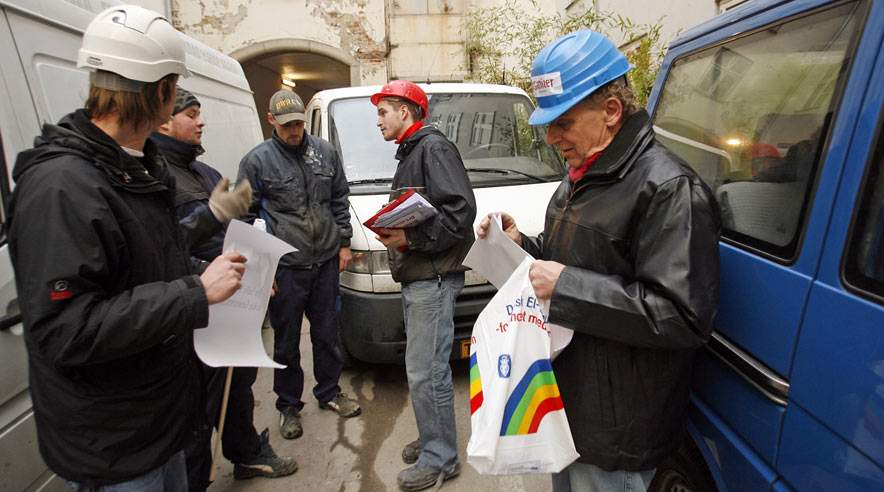 Et af Byggefagenes i alt 75 hold på byggepladsbesøg. Fra venstre Michael Kaptajn, Valther Berdino og Henry Mortensen i samtale med et par organiserede danske jord- og betonarbejdere.  (Foto: Harry Nielsen.)
