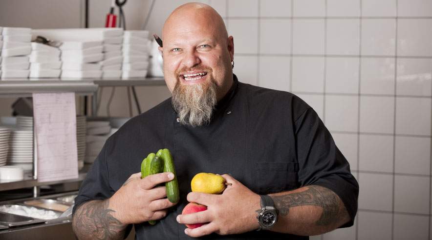 Den skaldede kok, der egentlig hedder Carsten Olsen, er vild med en solid madpakke. ((Foto: Per Dauggard).)