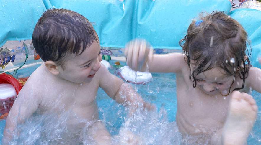 Vandet i ungernes soppebassin bør skiftes dagligt, fordi solen og varmen får bakterierne her til at formere sig med stormstyrke. (Foto: Colourbox)