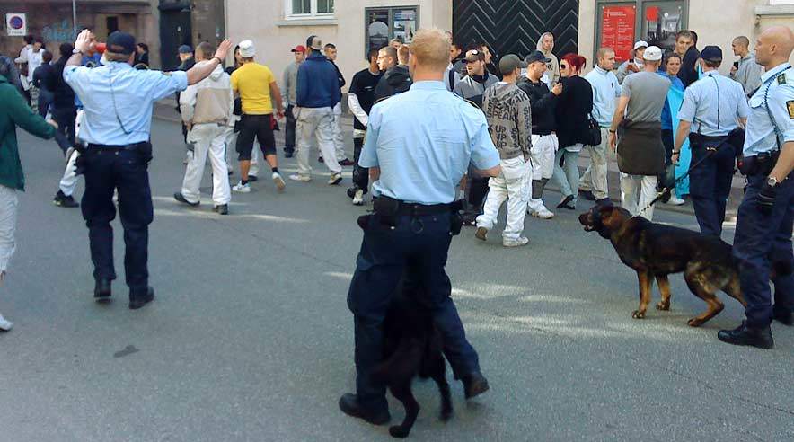 Politiet luftede hundene i en ellers rolig blokade mod Undervisningsministeriet. (Foto: Frank Rasmussen)
