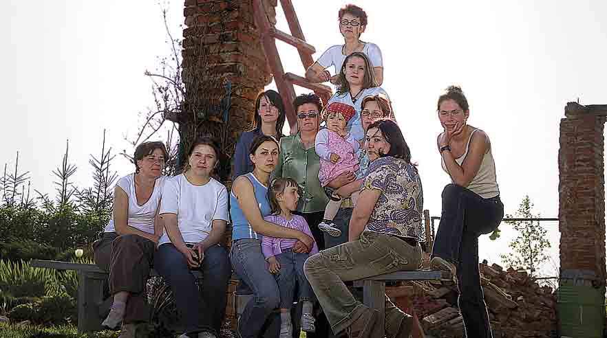 Ti polske kvinder fra den lille flække Orneta knoklede op til 100 timer om ugen for en tusse for Christiansminde Champignon, og har ifølge 3F et millionbeløb til  gode. Arbejdsgiveren Hans-Christian Christensen nægter, idet han mener, han har benyttet entreprisemodellen. (Foto: Søren Zeuth)