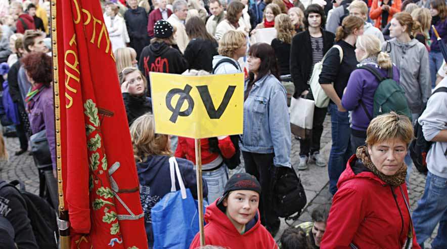 Sidste år demonstrerede mange tusinde danskere mod regeringen. 2. oktober går det igen løs på Christiansborg Slotsplads. (Arkivfoto: Harry Nielsen)