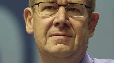 - Det er skuffende men ikke overraskende, at kommissionens fortsætter ud af sit neoliberale spor. Vi ville gerne have haft en forsikring for, at også det indre marked skal være menneskets tjener - ikke dets herre, siger Poul Nyrup Rasmussen, der er formand for de europæiske socialdemokrater.