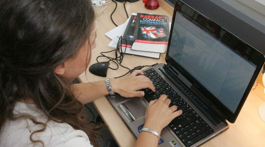En bærbar er en uundværlig del af studielivet. (Foto: Colourbox)