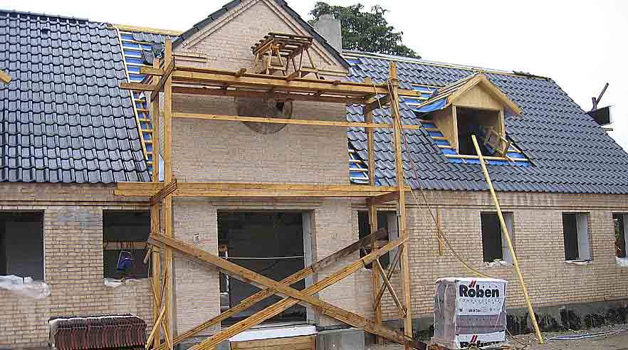 Polakker arbejdede på dette livsfarligt stillads opbygget i træ uden faldsikring i cirka otte meters højde på adressen Vedbynørrevej 6 ved Slagelse.