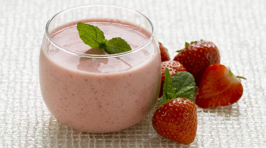 Et glas sommer med friske bær er sprængfyldt med gode ting - men selvom der ikke er tilsat sukker i smoothien, så indeholder den frugtsukker.  (Foto: Colourbox)