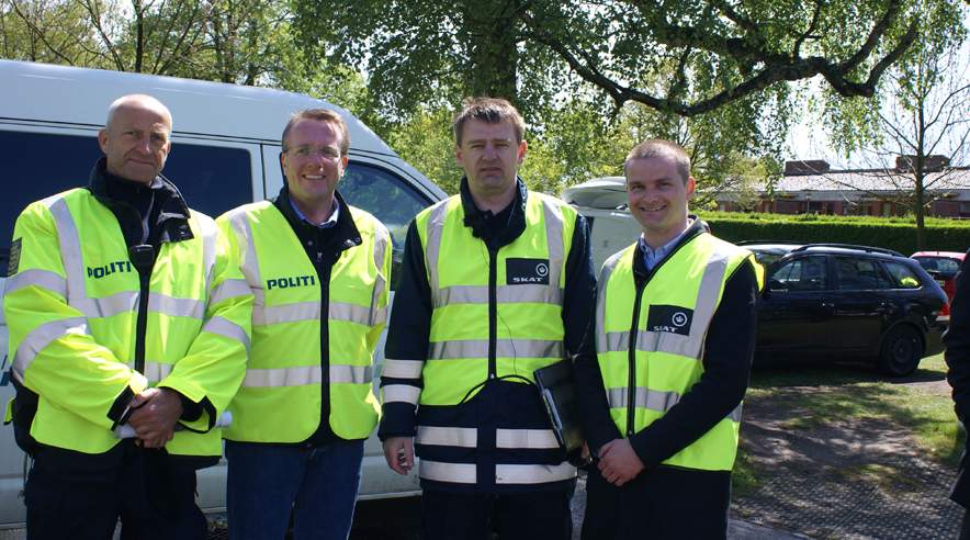 Skatteminister Thor Møger Pedersen (til højre) har deltaget i aktioner omkring ulovligheder, blandt andet i Nordsjælland Kr. Himmelfartsdag. Fra venstre Indsatsleder Jan Perfeldt fra Nordsjællands Politi, justitsminister Morten Bødskov og aktionsleder Mikael Petersen. (Foto: SKAT)