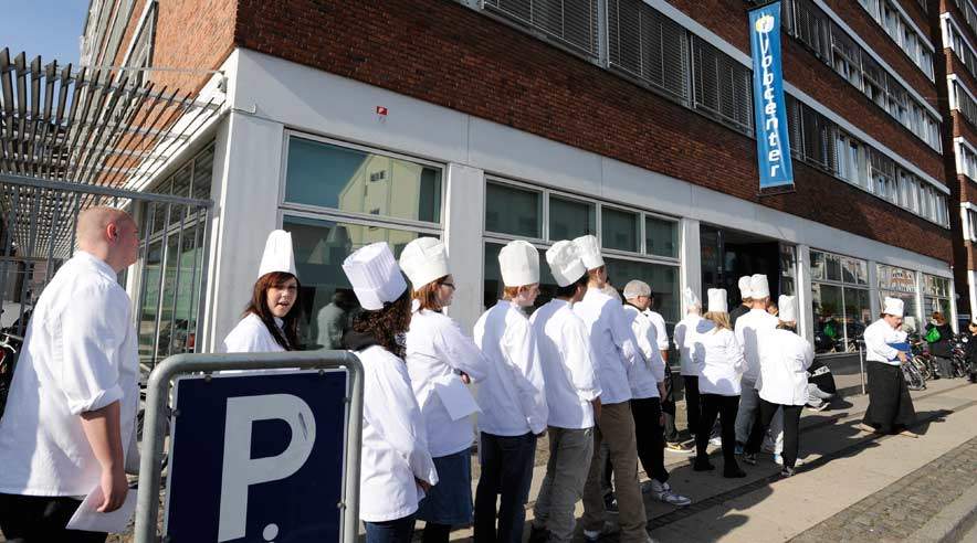 Mange unge havner i køen for ledige, selvom de tager en uddannelse. Forleden markerede frustrerede kokkeelever problemerne foran jobcenter i København (Foto: Per Daugaard.)