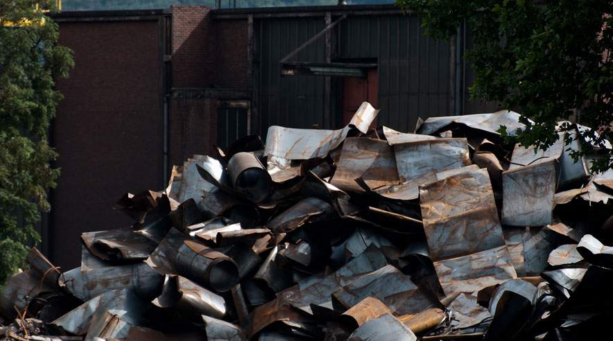 Dit affald kan være penge værd. Så hvis du har et parti mursten eller en bunke metalplader liggende, så prøv at sætte det til salg på affaldsboersen.dk. (Foto: Colourbox)