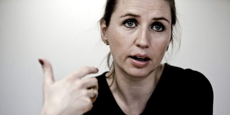 Beskæftigelsesminister Mette Frederiksen (S) skal dels forklare, hvordan Arbejdstilsynet kan nå frem til en anden brandårsag end den de brandeksperter, der undersøgte dødsbranden, fandt. Branden på Grenaa Havn i jule sidste år kostede 51-årige Kim Banke livet. (Foto: Pressefoto)