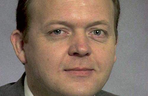 Aktiverede må gerne ansættes i kommuner på kommunalt ejede aktiveringsfabrikker til at lave sko, pakke fuglefrø eller samle Bodumkander for bistandshjælpen, fastslår indenrigsminister <i>Lars Løkke Rasmussen </i>(V). 
