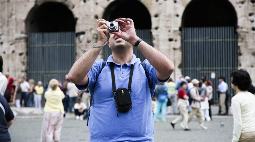 Den moderne turist er bevæbnet med digital kamera på ferierejsen. (Foto: Colourbox)
