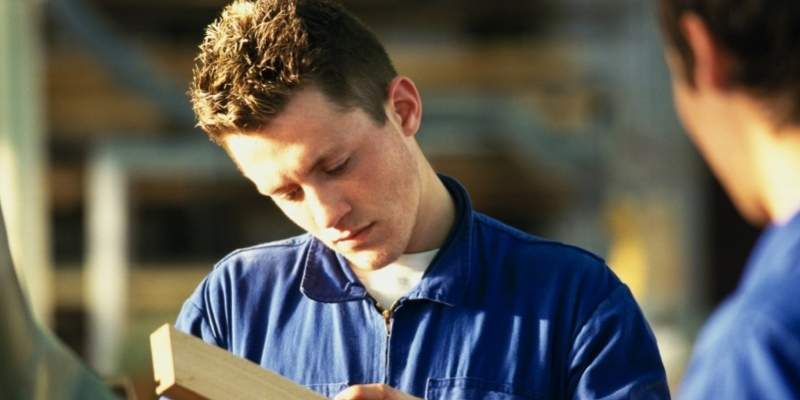 Ufaglærte unge skal i gang med en uddannelse, mener regeringen. (Foto: Colourbox)