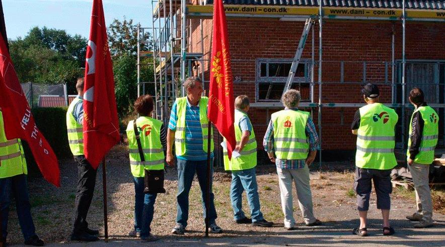 3F og andre byggefagforeninger i Skive indledte i dag blokade mod byggepladsen i Roslev, hvor bulgarske bygningsarbejdere bor og lever under kummerlige forhold.