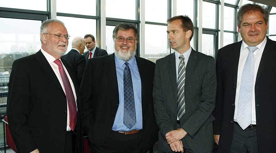 Topforhandlerne har så småt taget hul på byggeriets overenskomstforhandlinger. Fra venstre Dansk Byggeris formand Povl Christensen, BAT-formand John Larsen, Dansk Byggeris direktør Jens Klarskov og TIB's bygningsgruppeformand  Peter Hougård Nielsen. (Foto: Harry Nielsen)