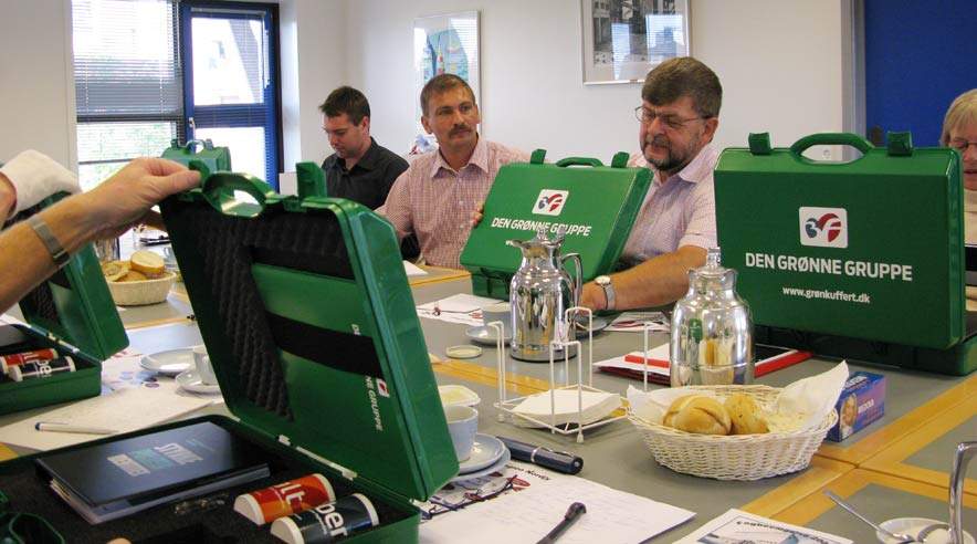 Flere hundrede medarbejdere på gårde, gartnerier, golfbaner og mejerier får i denne tid besøg af faglige folk fra 3F med en grøn kuffert i hånden. (Arkivfoto.)