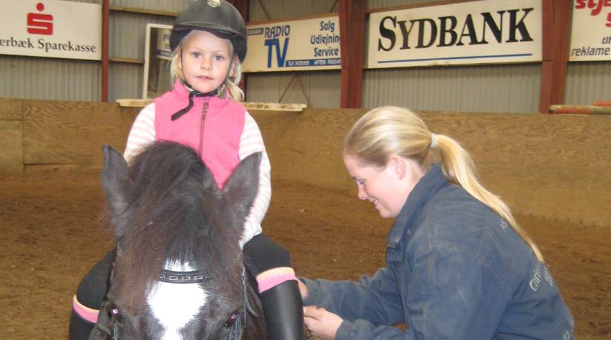 Der er noget ganske særligt ved at give nye ryttere en god start. ((Foto: Lisette jensen))