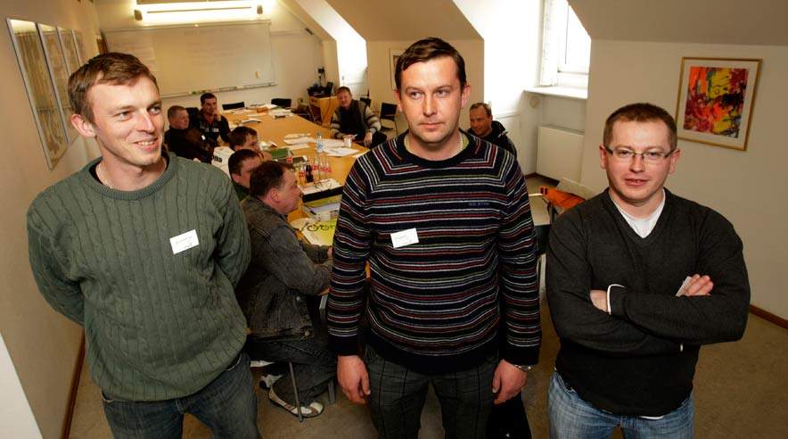 Krzysztof Jurkowski (Bakkebjerg Entreprenørselskab), Piotr Opinski (Carl Nielsen Facadepuds) og Krzysztof Bryla (Per Aarsleff) fungerer alle som sikkerhedsrepræsentanter på deres arbejdsplads. Her er de foran de øvrige polakker, der har gennemgået arbejdsmiljøuddannelsen.  (Foto: Harry Nielsen.)