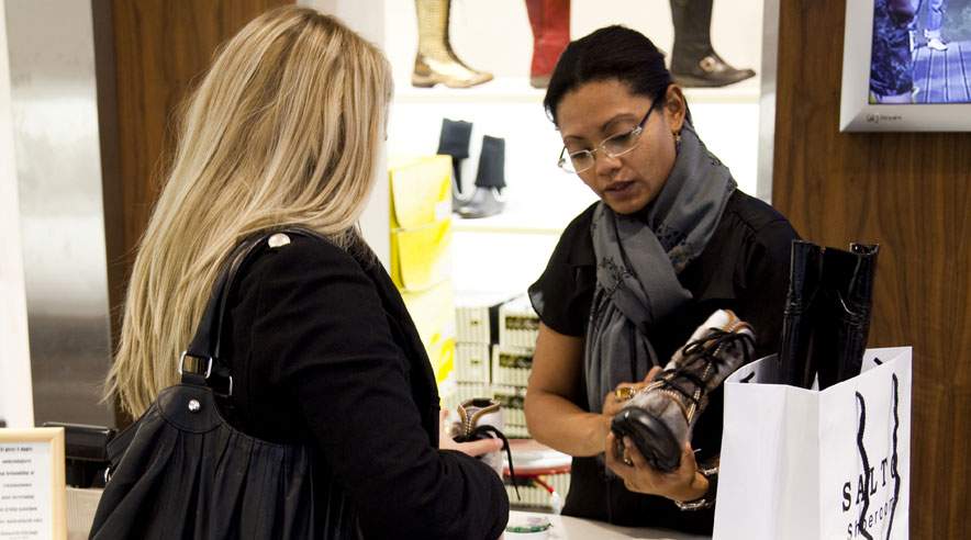 Det kan godt betale sig at forhandle om prisen, når du er ude og shoppe. Især i forbindelse med udsalg, hvor butikkerne gerne vil rydde varerne af hylderne. (Foto: Colourbox)