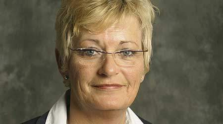 - Vi har i mange år forsøgt med kampagner og frivillige aftaler, men det er ikke nok. Vi er nødt til at forpligte arbejdsgiverne i højere grad, hvis vi skal fastholde de ældre medarbejdere, siger forbundssekretær i 3F Ulla Sørensen, der heller ikke vil afvise at gøre det dyrere at fyre ældre medarbejdere.
