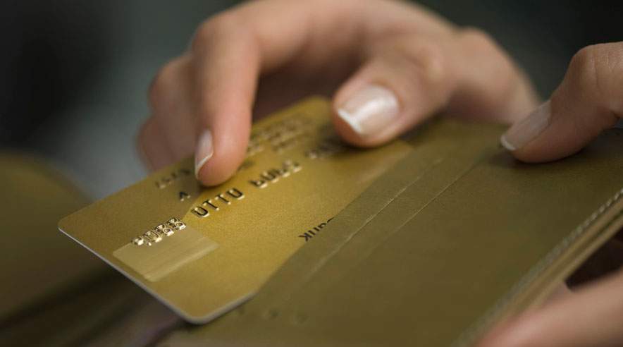 Danske chauffører skal selv betale for uddannelse. Oven i kommer gebyr på 500 kroner for et plastickort som bevis. Det er over dobbelt så meget som prisen for et nyt Dankort. (Foto: Colourbox)