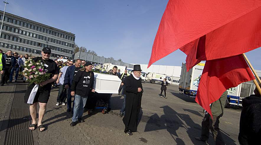 For at ære R98 har medarbejderne arrangeret et ligtog, hvor en kiste symbolsk bliver båret gennem København. (Foto: Harry Nielsen)