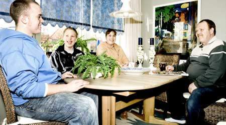 Daginstitutionernes åbningstider passer ikke til de skæve arbejdstider, som mange 3F’ere har, og det giver stress i familierne, mener Bente Åvang Bruus.