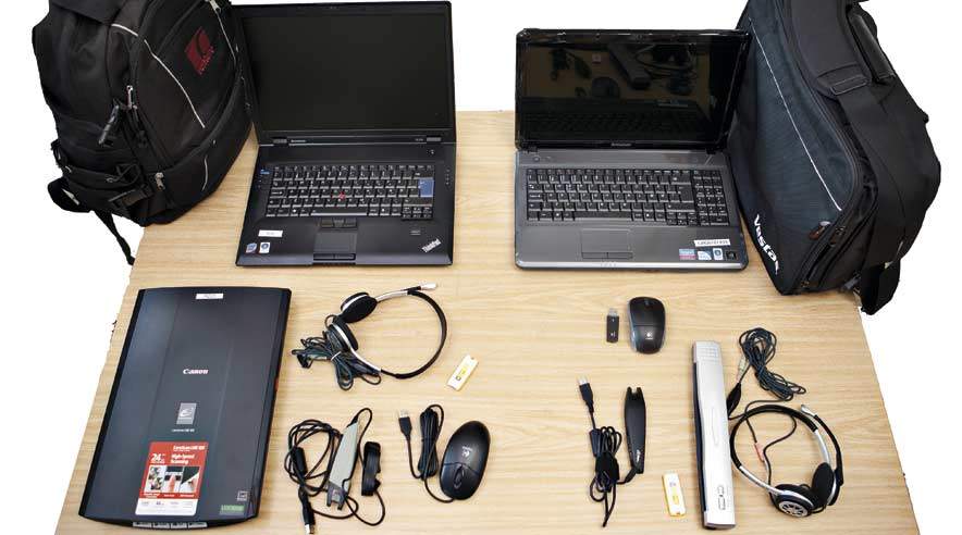 Vestas' it-rygsæk (i højre halvdel af billedet ) har blandt andet langt den bedste computer. Især et kraftigere grafikkort er afgørende. Sådan lyder dommen fra Fagbladet 3F's it-ekspert Steven Snedker.
 (Foto: Niels Åge Skovbo )