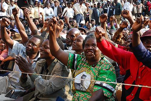 Faglige ledere forfølges stadig i Zimbabwe, der er politisk dybt splittet. Her er det præsident Robert Mubages tilhængere. (Foto: Niri)