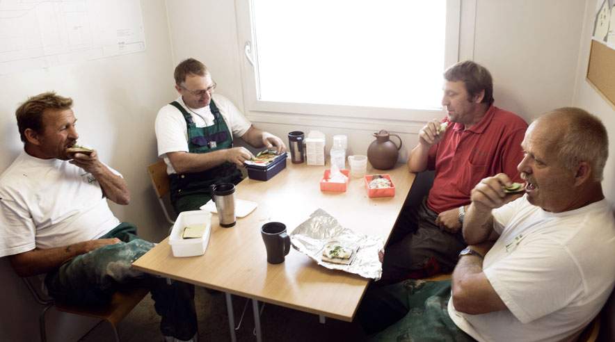 Undgå at holde pause alene. En frokostpause med kolleger er godt for dit arbejdsliv, mener forsker.