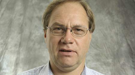 - Østpraktikanterne er ældre og billigere end danske elever. De får startlønnen for elever, og mens danskere stiger i løn efterhånden, kan landmanden løbende skifte østpraktikanterne ud, siger Morten Fischer-Nielsen forhandlingssekretær i 3F's Grønne Gruppe