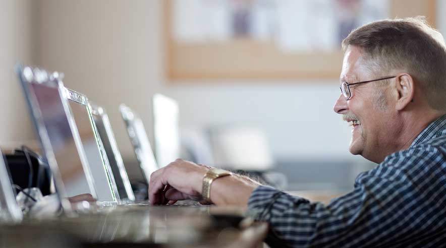 Når du deltager i selvvalgt uddannelse får du udbetalt op til 85 procent af din sædvanlige overenskomstmæssige løn. Deltager du på IKV- og FVU-kurser, får du udbetalt fuld løn.  