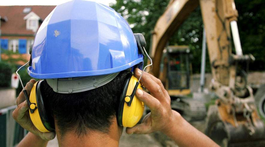 Konstant støj fra maskiner på jobbet kan på længere sigt give høreskader i form af nedsat hørelse og tinnitus. (Foto: Colourbox)