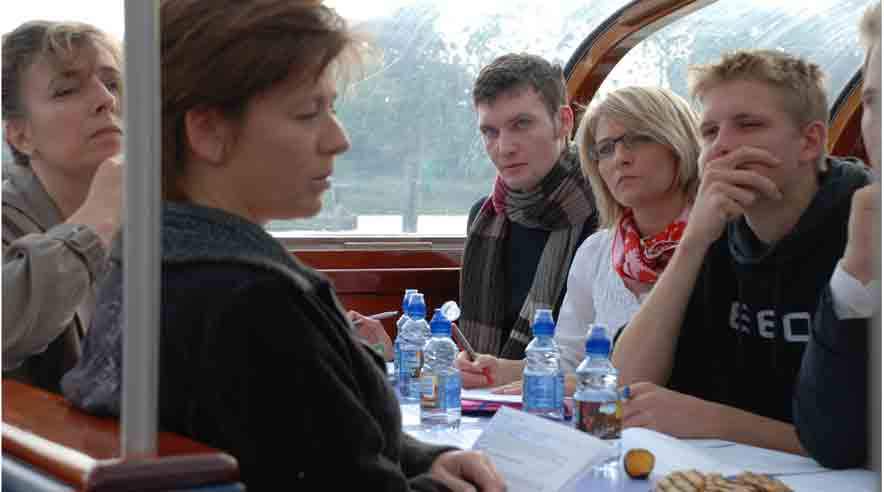 Elev- og studenterorganisationerne havde inviteret de uddannelsespolitiske ordførere på kanalrundfart, hvor de unge fremlagde 14 krav til god uddannelse. Regeringspartierne valgte at hoppe fra i sidste øjeblik. (Foto: Mina Bernardini.)