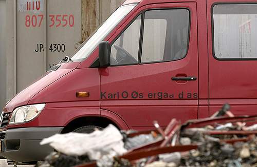 Forretningsmanden Karl Olav Østergaard, der her har parkeret sin varevogn ved sit byggeri, mens han selv opholder sig i Litauen , lægger ikke skjul på, at litauiske håndværkere arbejder for ham.